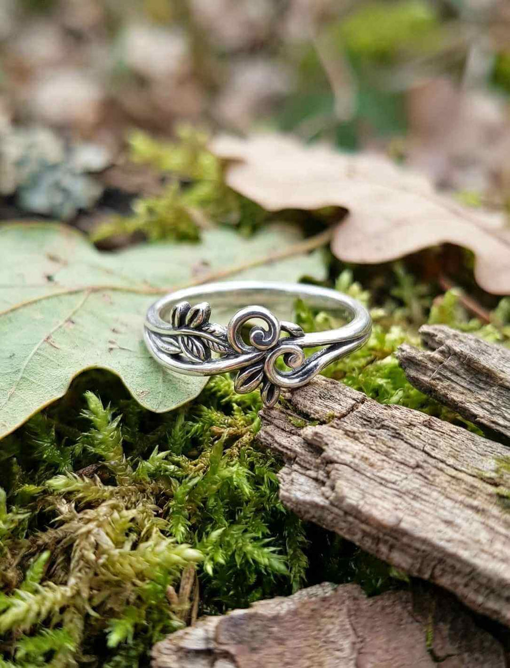 Naturinspirierter Silberring mit floralen Blättern im Waldsetting