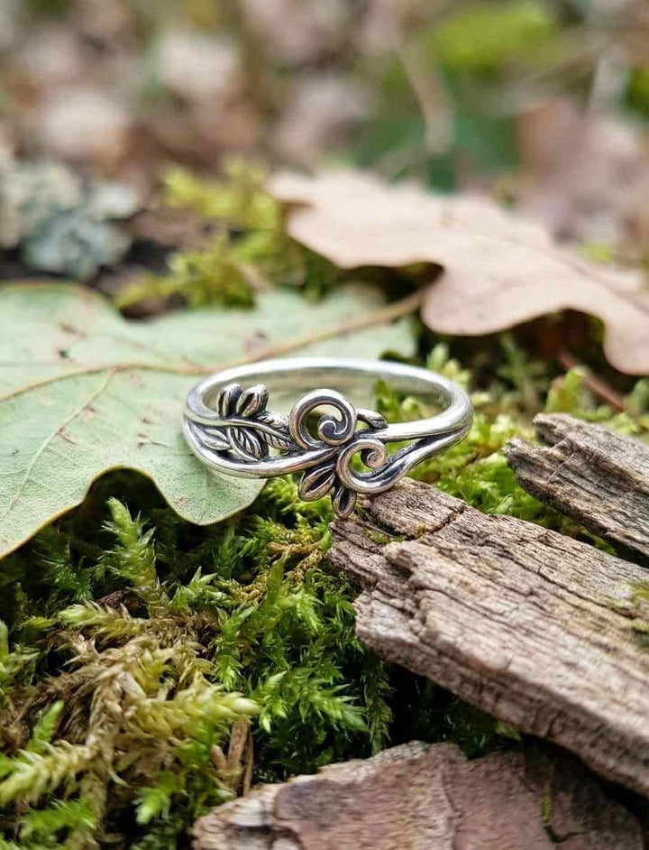 Naturinspirierter Silberring mit floralen Blättern im Waldsetting