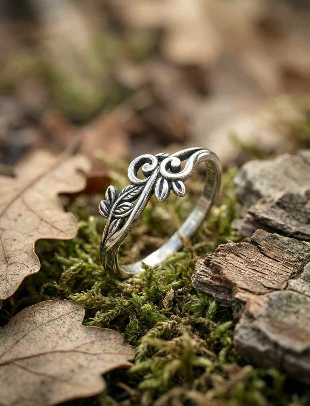 Ring der flüsternden Blätter aus 925 Sterling Silber auf Moos