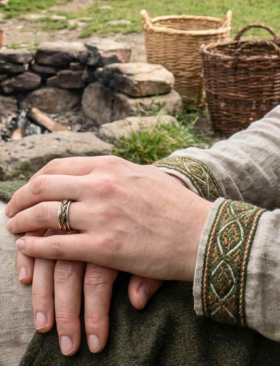 Keltischer Knoten Spielring aus Silber und Bronze am Finger getragen, natürlicher Stil im Freien