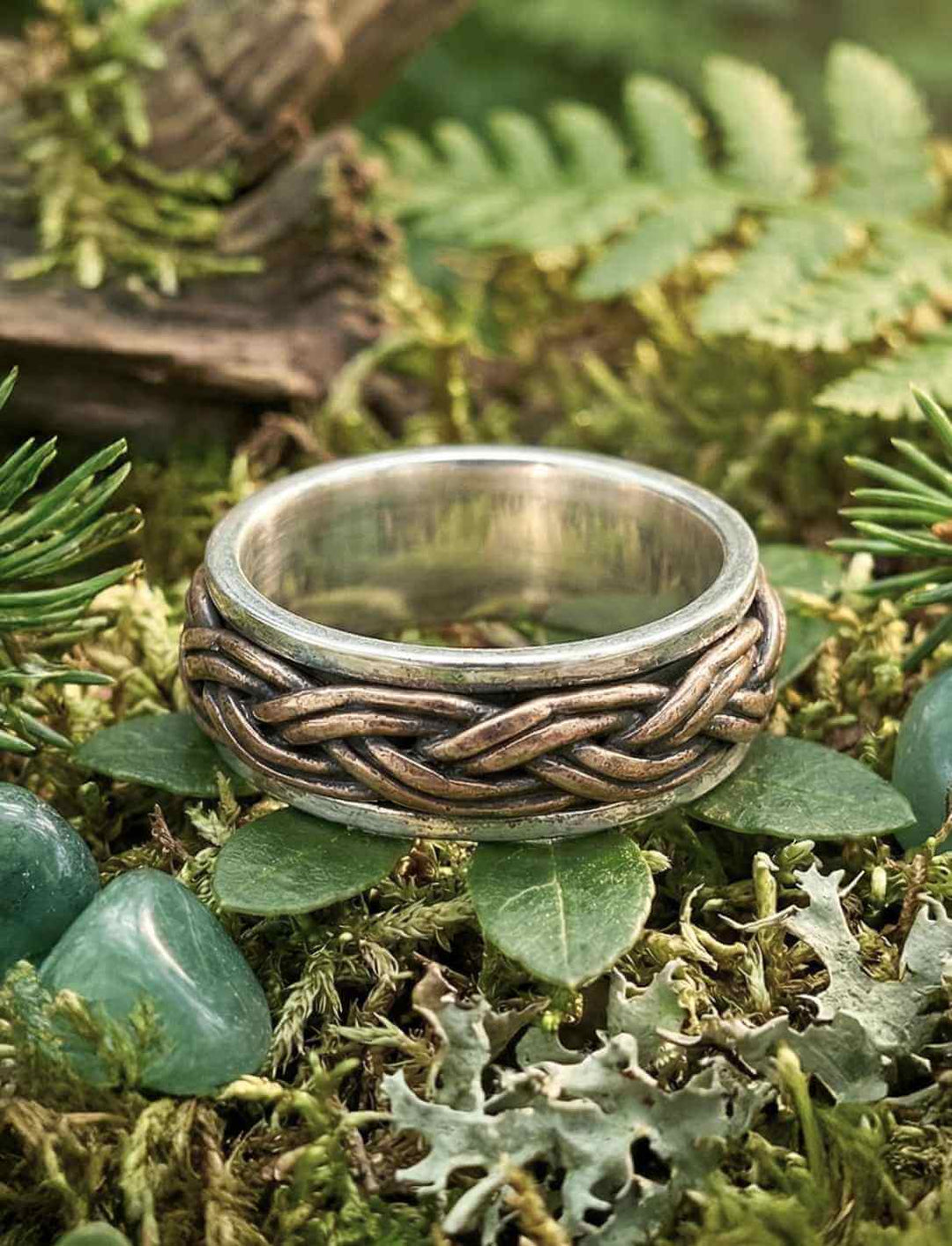 Ring der stillen Bewegung mit keltischem Knoten aus 925 Silber und Bronze, auf moosigem Waldboden