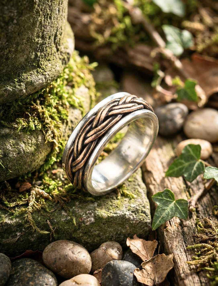 Drehbarer Spielring mit endlosem keltischem Flechtmuster aus Silber und Bronze, Detailansicht im Natursetting