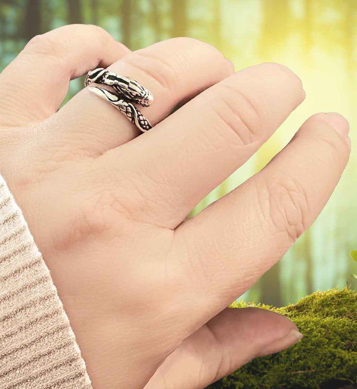 Ring des Drachenhüters – Verstellbarer Drachenring aus 925 Sterling Silber an Männerhand