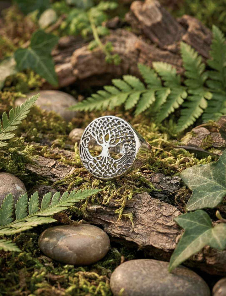 Lebensbaum Ring aus 925 Sterling Silber mit keltischer Symbolik, Detailaufnahme im Naturlicht