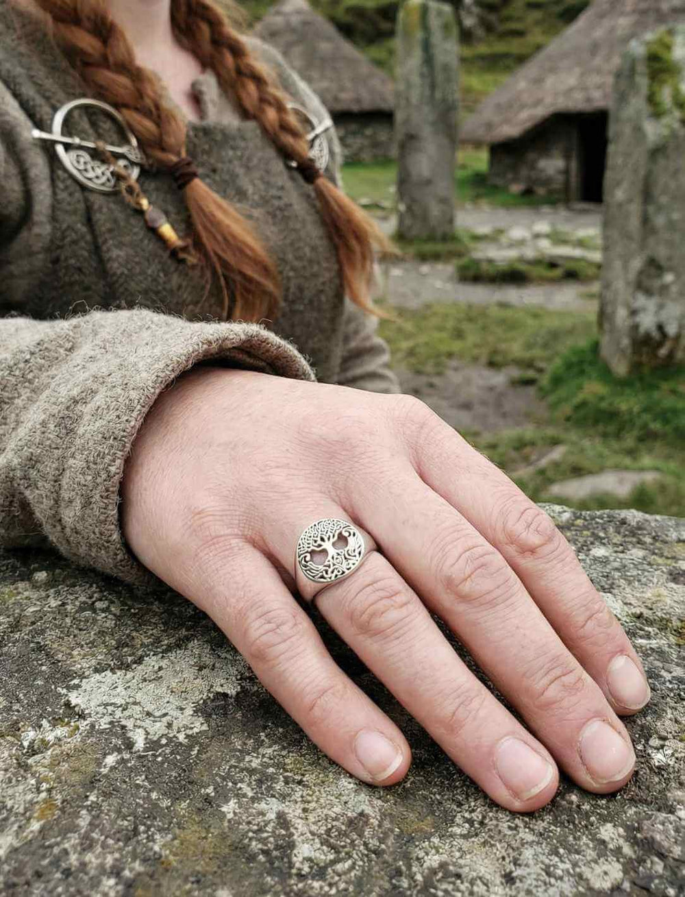 Ring des Erwachens mit keltischem Lebensbaum Motiv aus Silber, am Finger getragen im Freien