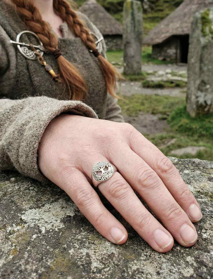 Ring des Erwachens mit keltischem Lebensbaum Motiv aus Silber, am Finger getragen im Freien