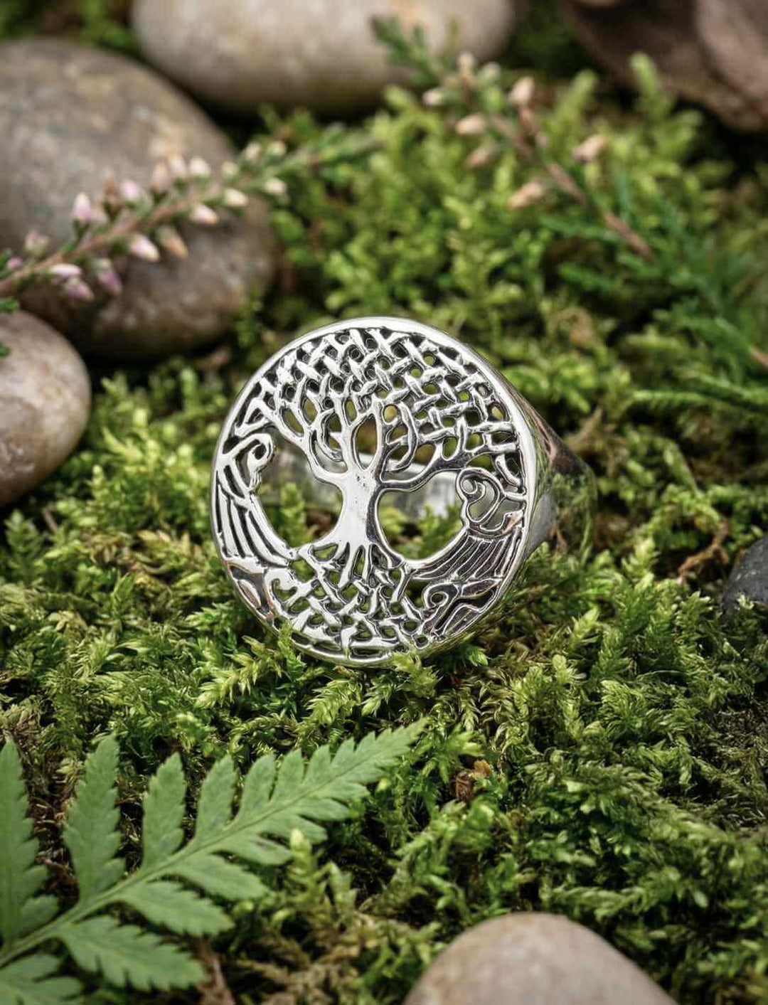 Keltischer Lebensbaum Silberring mit feinem Weltenbaum Motiv, auf Naturmaterialien arrangiert