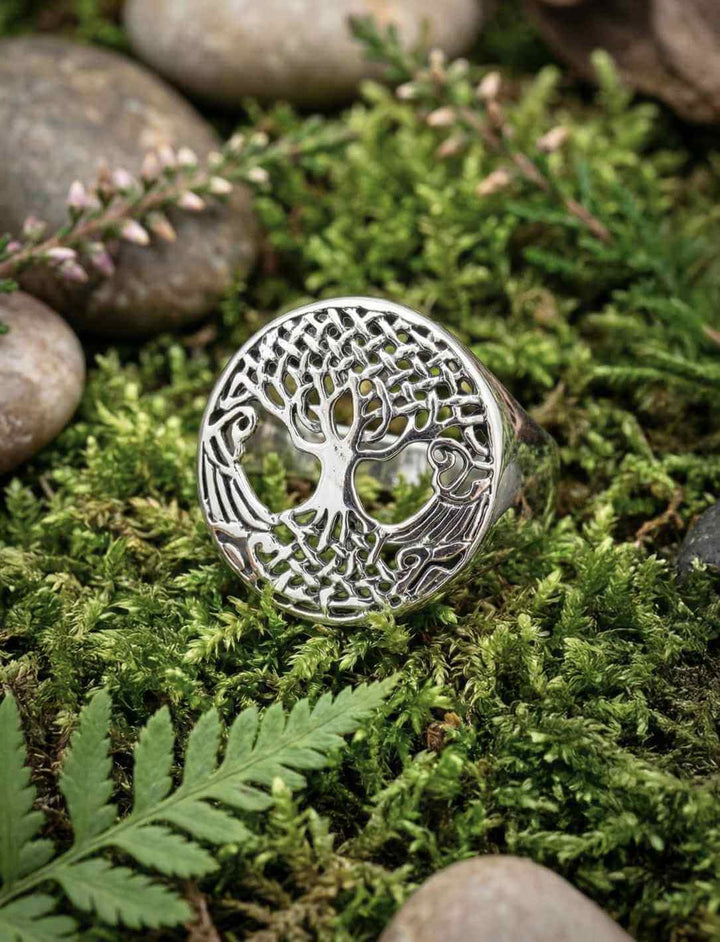 Keltischer Lebensbaum Silberring mit feinem Weltenbaum Motiv, auf Naturmaterialien arrangiert