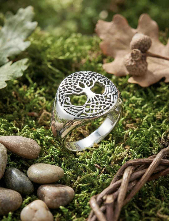 Keltischer Lebensbaum Silberring aus 925 Sterling Silber, liegend auf moosigem Waldboden