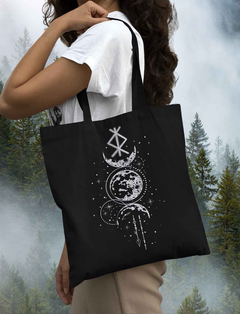 Frau trägt Rune des Mondschein Wächters organic Tote Bag von Runental.de, Farbe schwarz