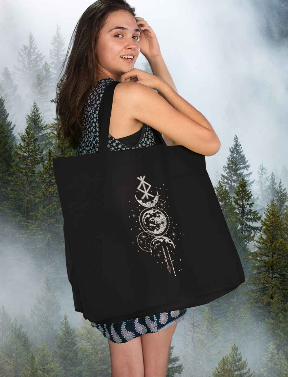 Frau trägt schwarze Rune des Mondschein Wächters Shopping Bag von Runental.de