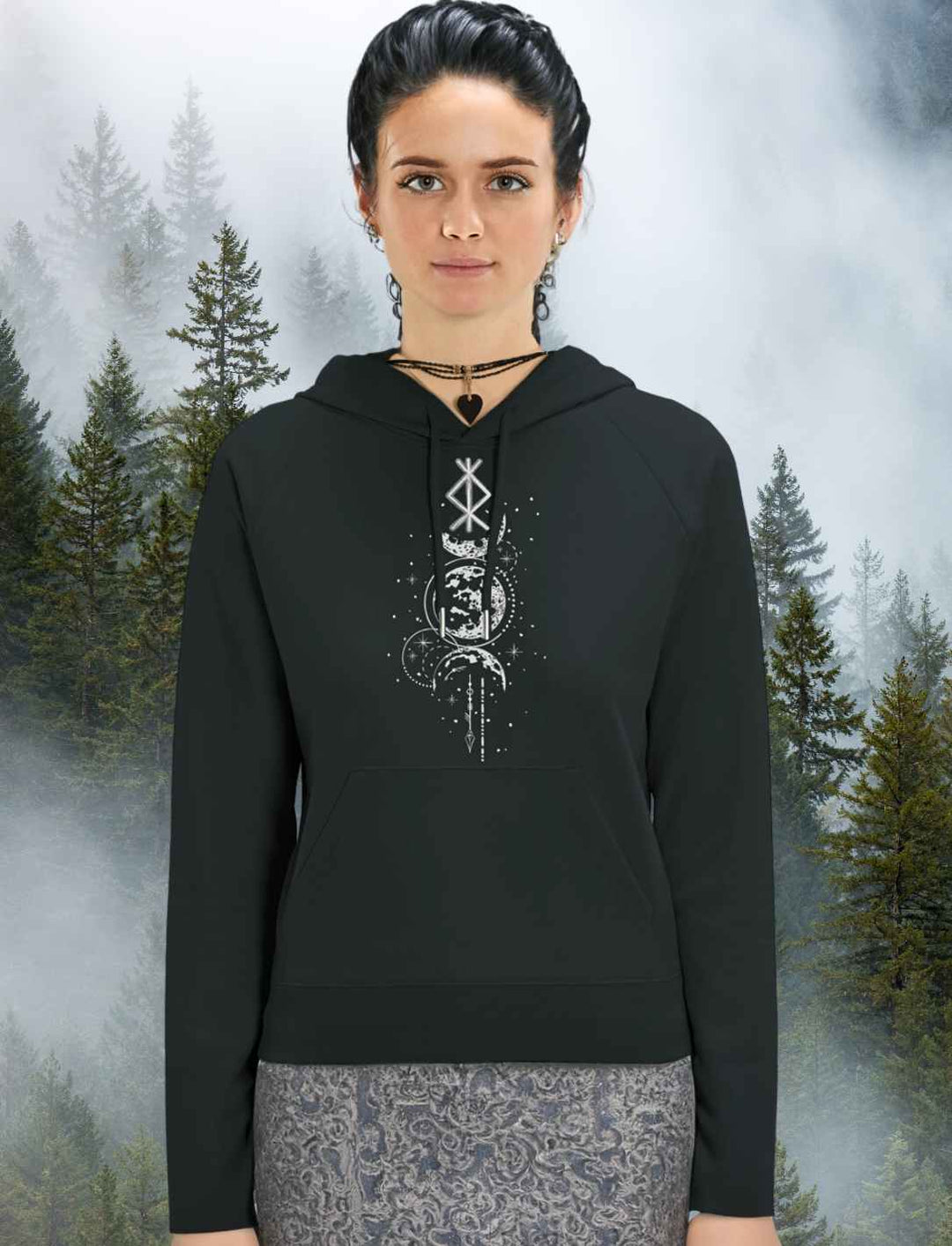 Junge dunkelhaarige Frau trägt den Woman Hoodie 'Rune des Mondscheinwächters' von Runental.de in der Farbe Schwarz.