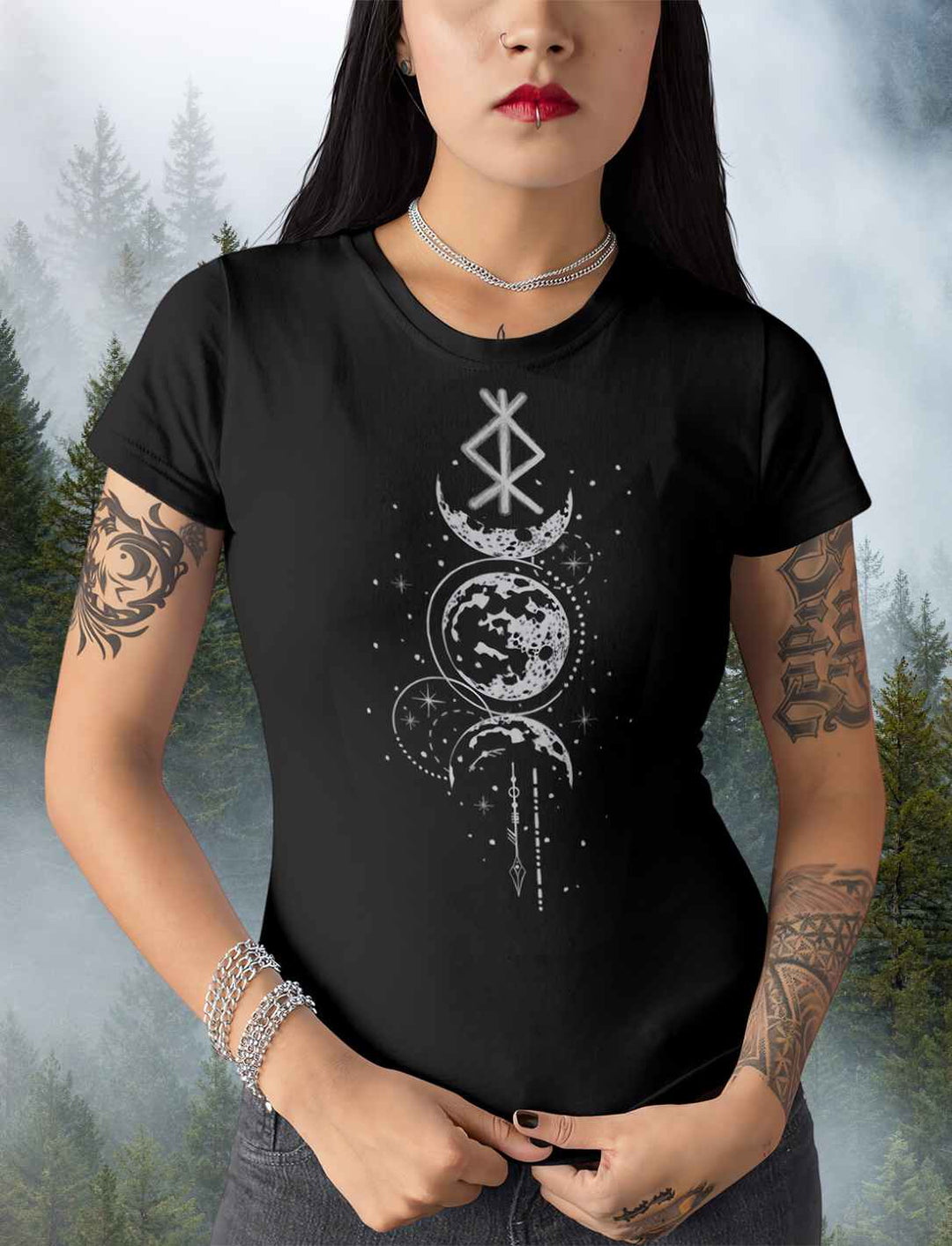 Dunkelhaarige Frau trägt Rune des Mondschein Wächters Damen T-Shirt in schwarz.