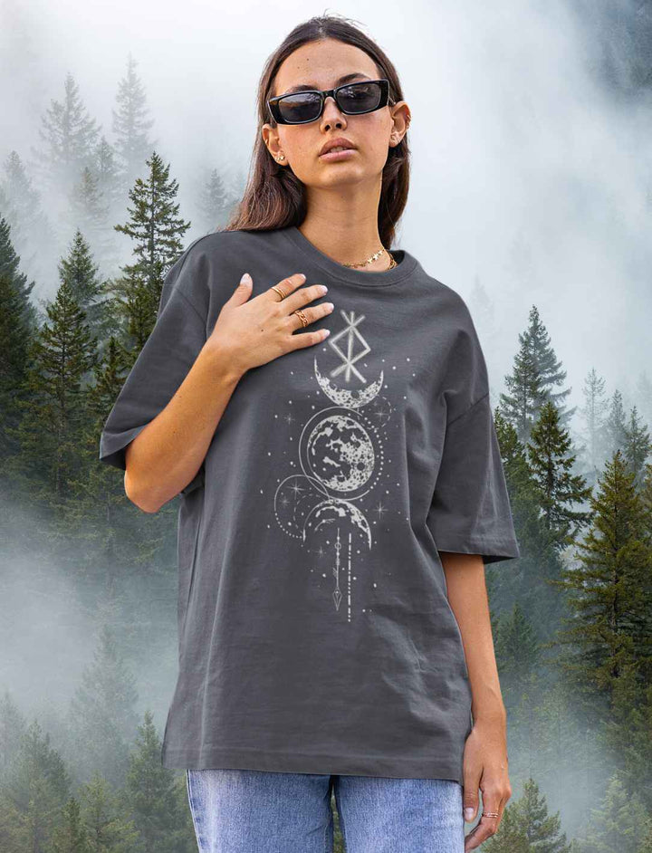 Dunkelhaarige Frau trägt Rune des Mondschein Wächters Oversized T-Shirt in india ink grey.