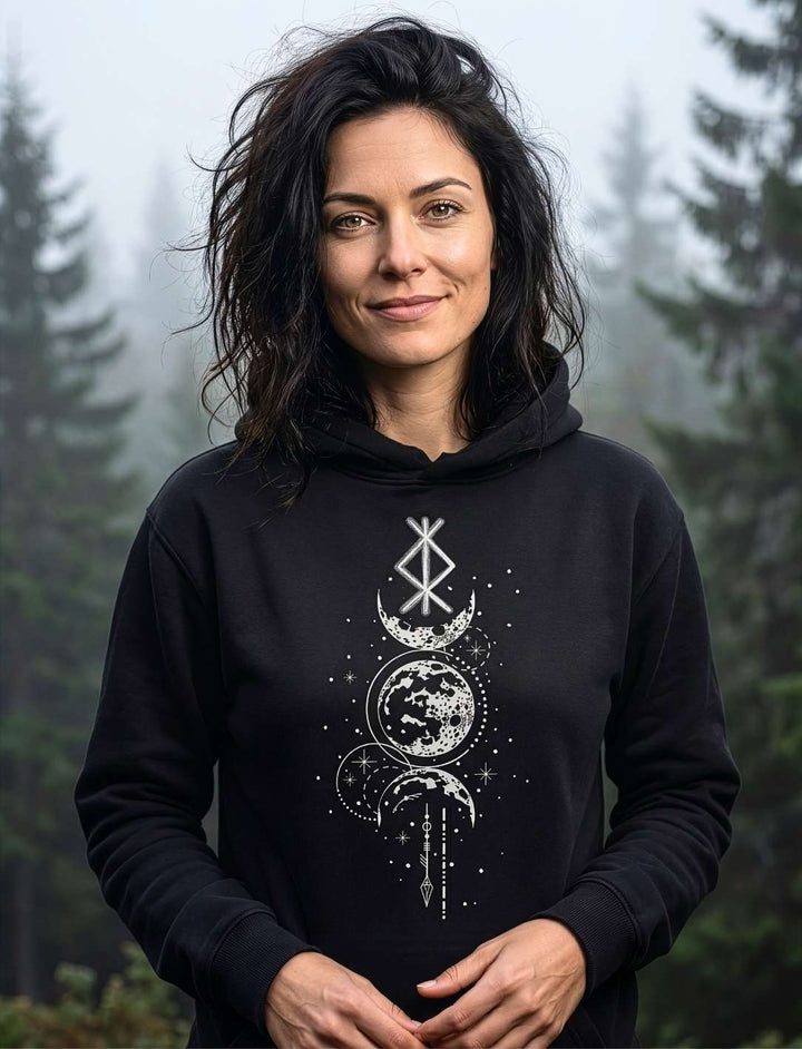 Frau trägt schwarzen Runen Hoodie mit Mondphasen und Binderune vor nebligem Wald