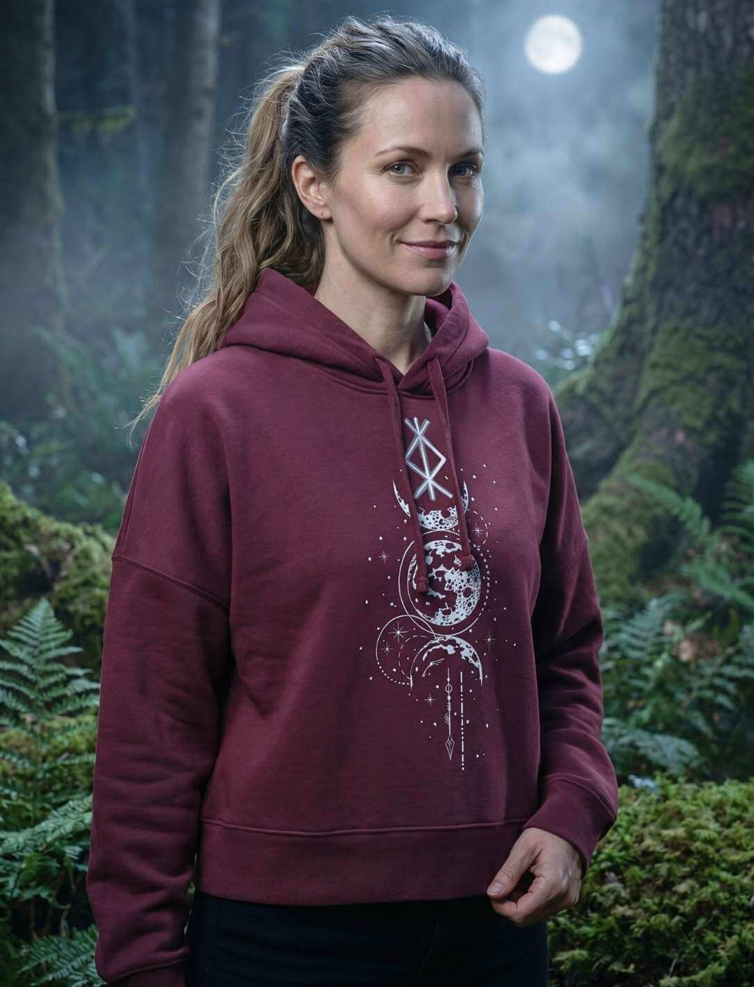 Damen Hoodie Rune des Mondschein Wächters in Bordeaux – Binderune und Mondphasen auf Bio-Baumwolle