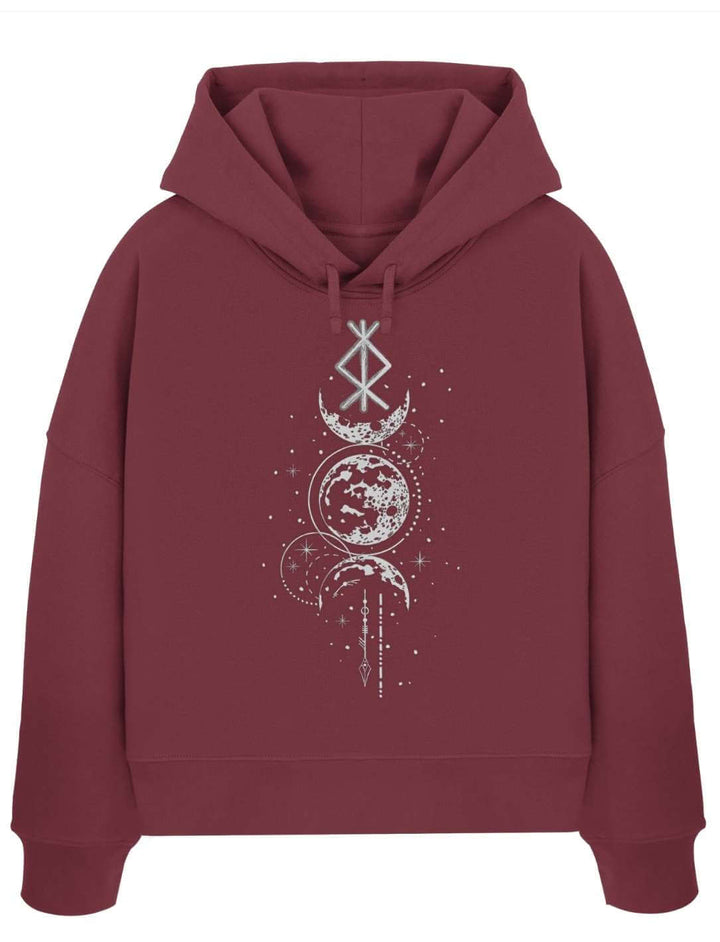 Frau trägt bordeauxroten Damen Hoodie mit nordischer Runen-Mondphasen Symbolik im Waldlicht