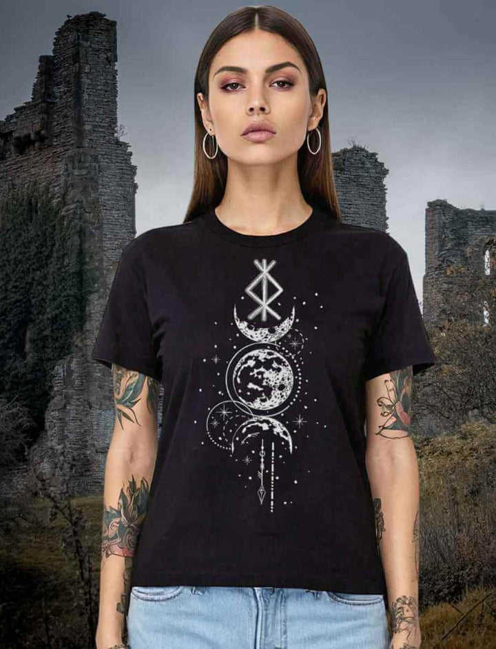 Dunkelhaarige Frau trägt Rune des Mondschein Wächters Damen T-Shirt in schwarz.