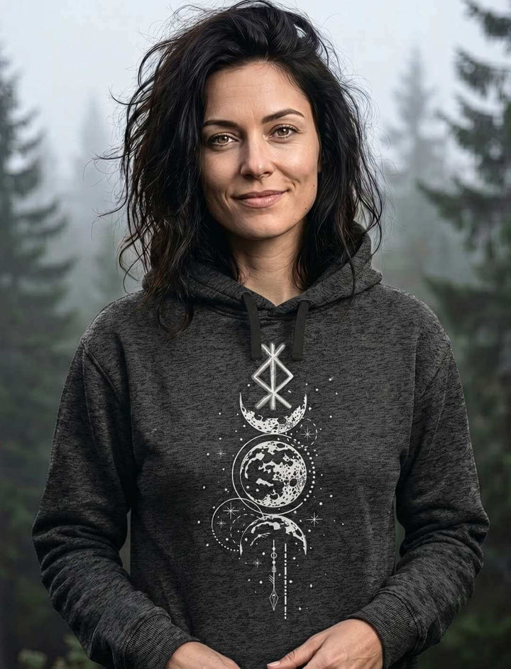 Frau trägt Runen Hoodie in Dark Heather grey meliert mit Mondphasen-Design vor nebligem Wald