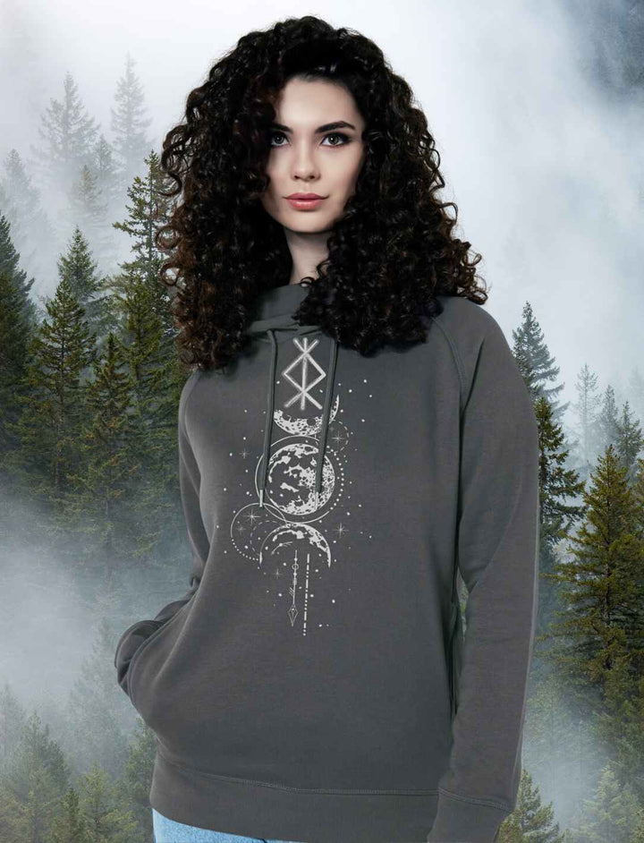 Junge Frau trägt Rune des Mondschein Wächters Unisex Hoodie aus Bio-Baumwolle und recyceltem Polyester von Runental.de in anthrazit.