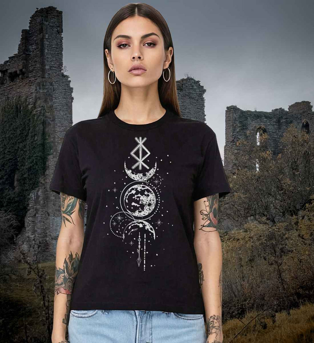 Dunkelhaarige Frau trägt Rune des Mondschein Wächters Damen T-Shirt in schwarz.