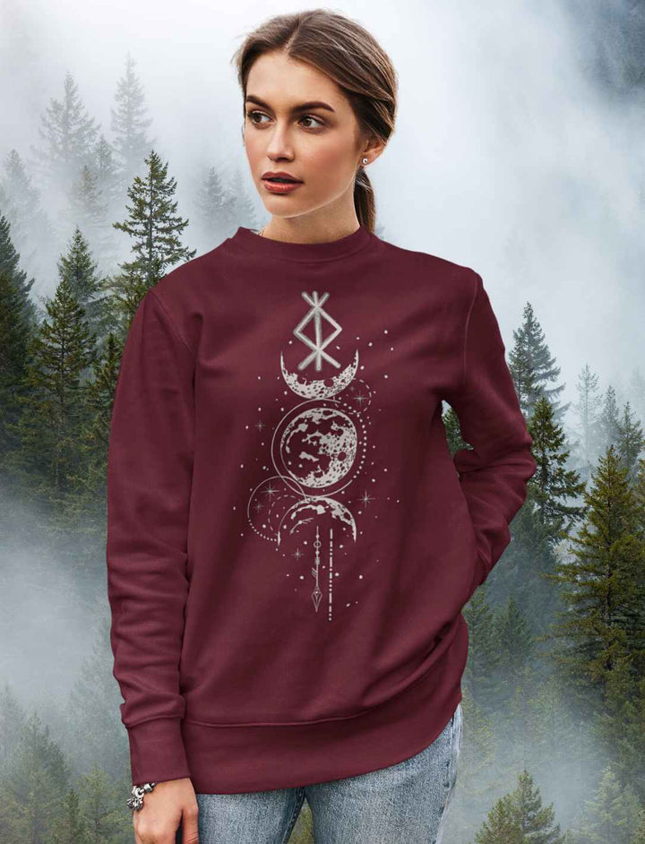 Frau trägt Sweat Shirt - Rune des Mondschein Wächters, nordisches Design in burgund. Von Runental.de