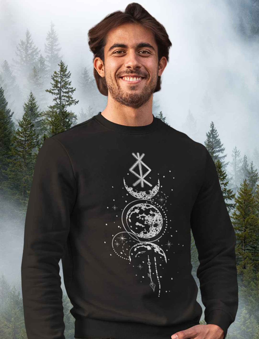 Mann trägt Sweat Shirt - Rune des Mondschein Wächters, nordisches Design in Schwarz. Von Runental.de