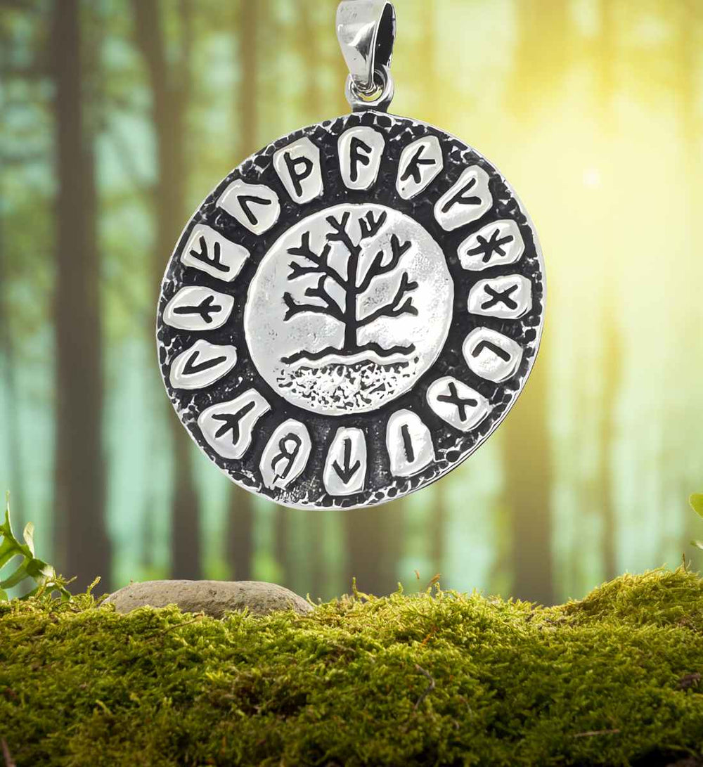 Runenaura Yggdrasils Anhänger auf Moos- und Waldhintergrund – Die antiken Runen und das majestätische Bild von Yggdrasil auf diesem Anhänger schaffen eine Verbindung zur Natur und den mythischen Erzählungen des Nordens.