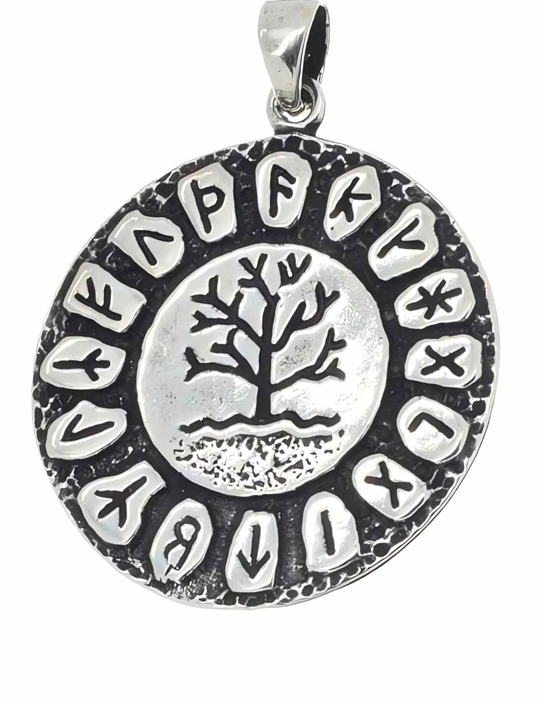 Runenaura Yggdrasils Anhänger auf weißem Hintergrund – Ein fein gearbeiteter 925 Sterling Silber Anhänger, der das symbolträchtige Bild des Yggdrasil mit umgebenden Runen zeigt, ein Stück, das die Kraft nordischer Legenden einfängt