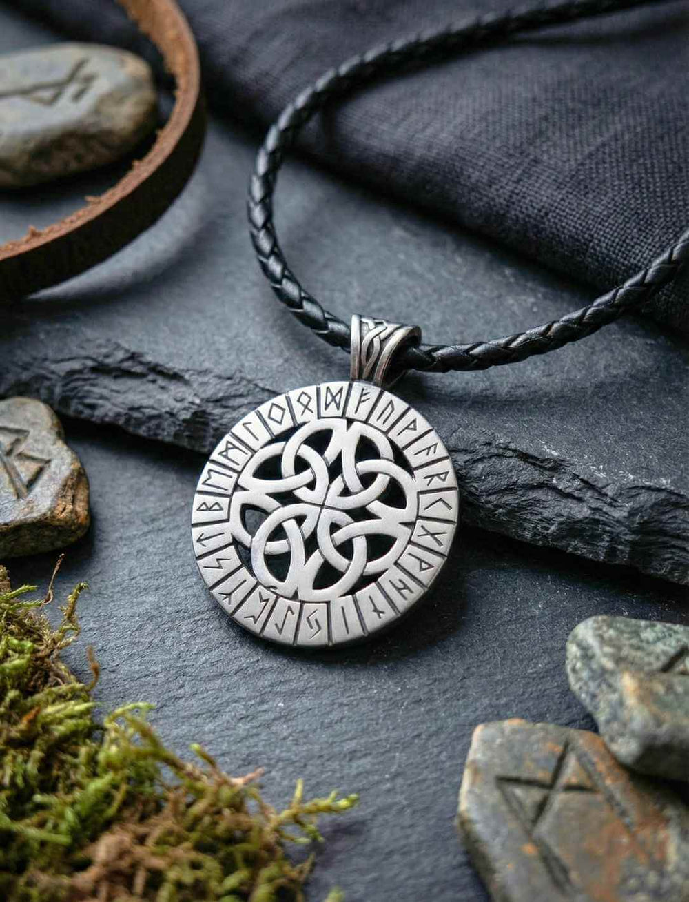 Runenkreis Anhänger aus Edelstahl mit keltischem Knoten an schwarzer geflochtener Lederkette