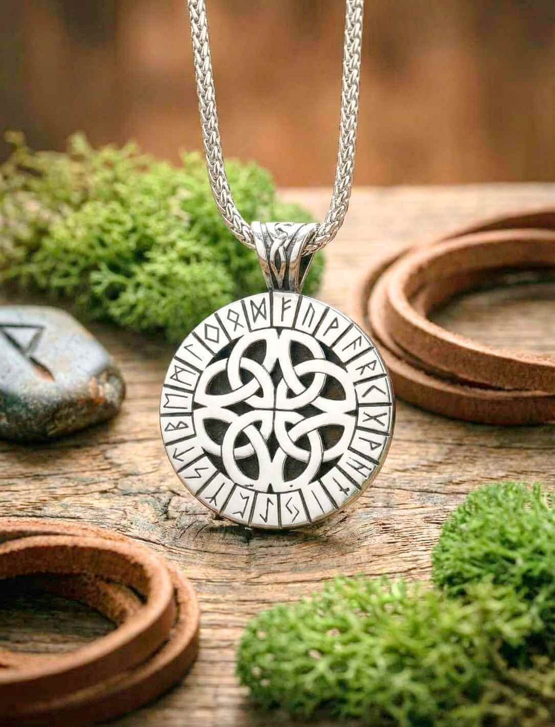 Edelstahl Runenkreis mit keltischem Knoten an silberfarbener Edelstahlkette Detailansicht