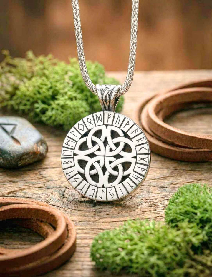 Edelstahl Runenkreis mit keltischem Knoten an silberfarbener Edelstahlkette Detailansicht