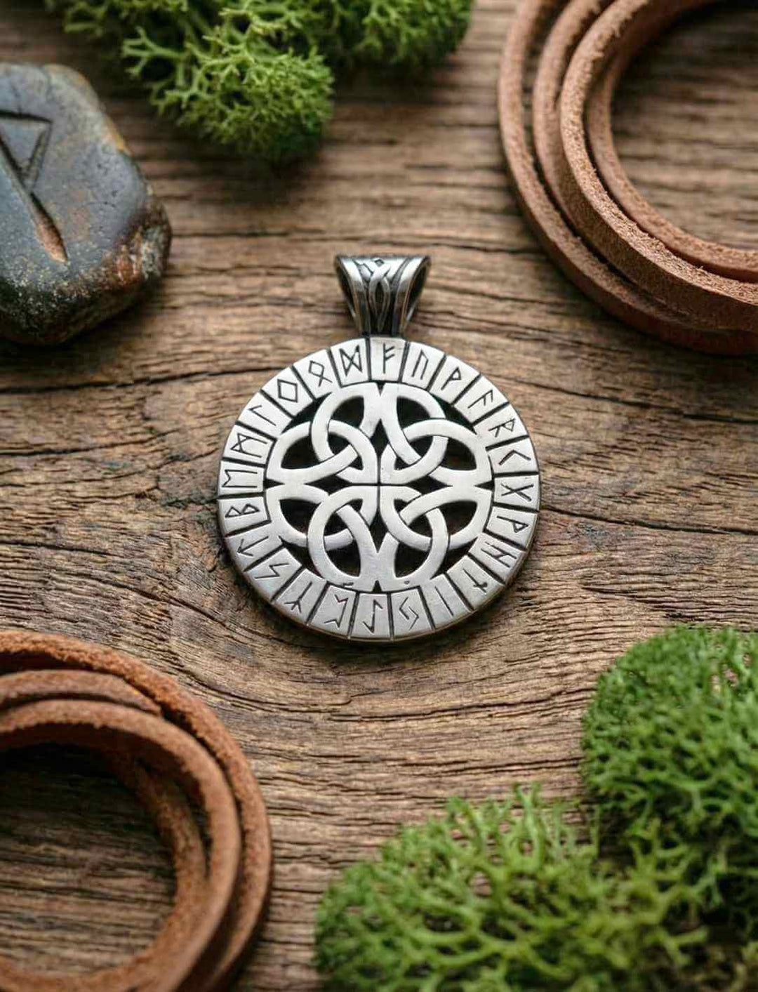 Edelstahlanhänger Runenkreis der Verbundenheit mit keltischem Knoten auf Holz und Moos