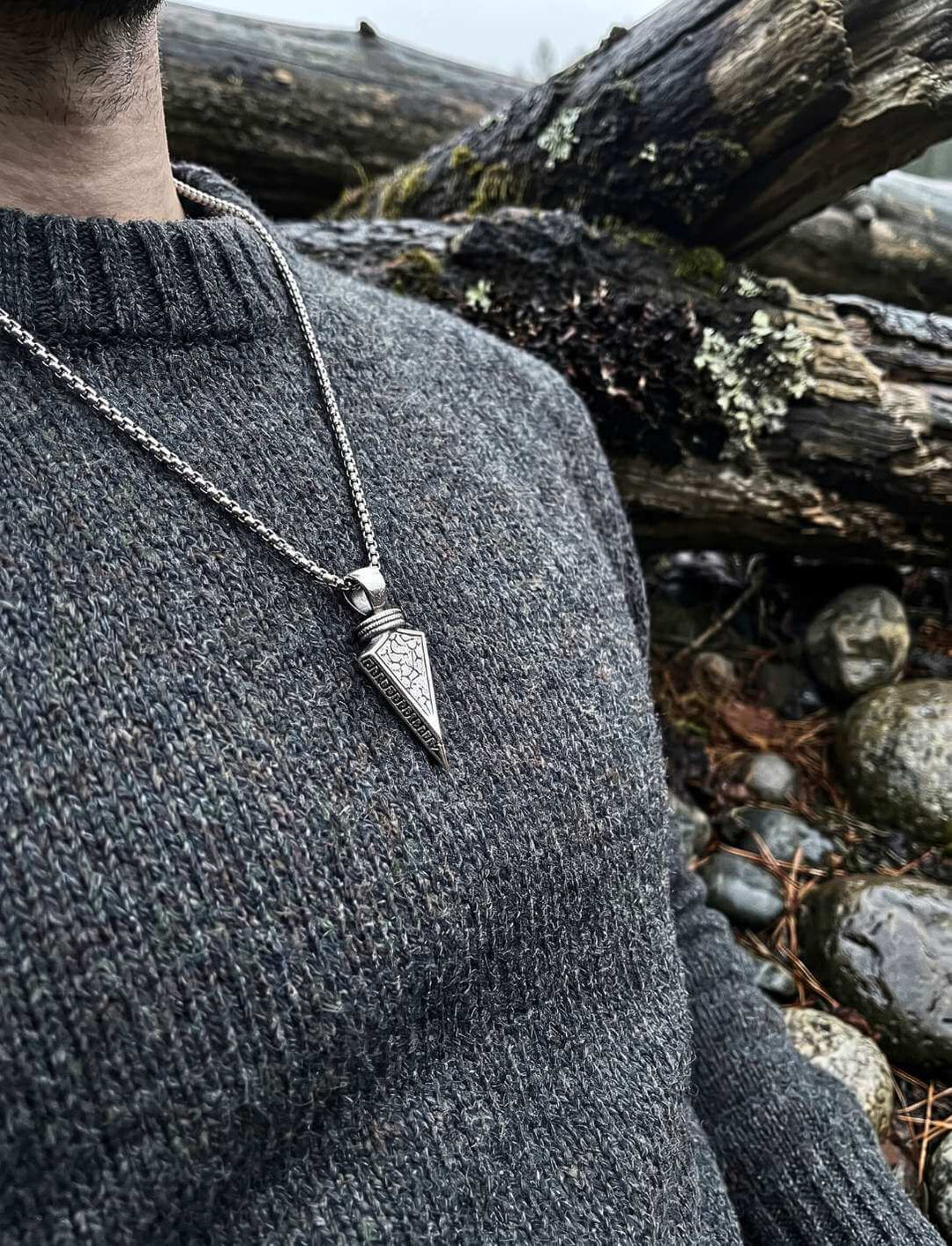 Edelstahl-Anhänger Runenpfeil der neun Welten mit Edelstahlkette, getragen am Hals.