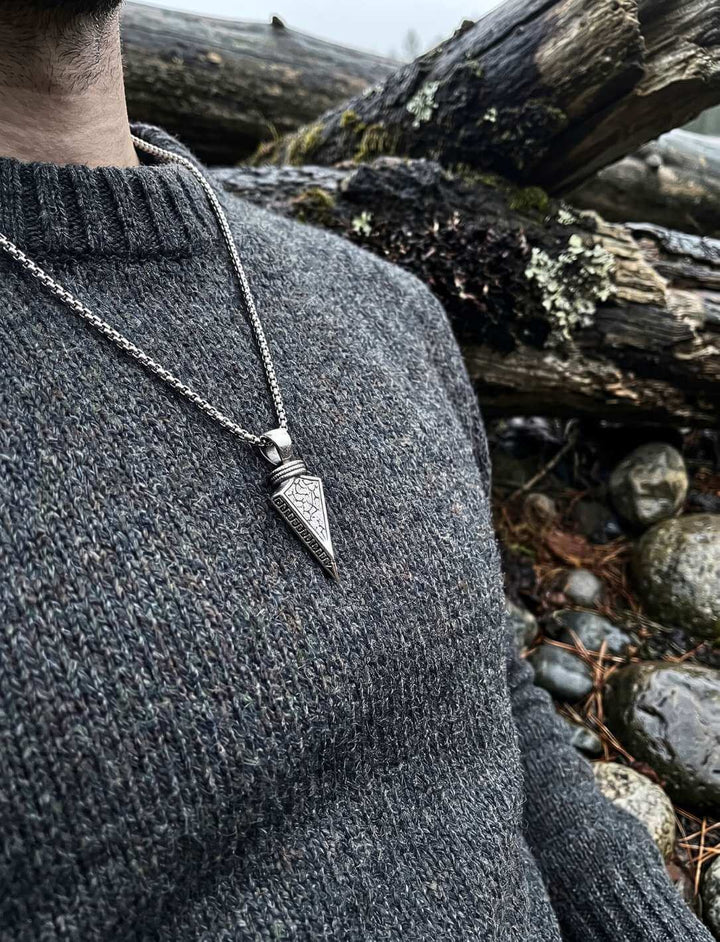Edelstahl-Anhänger Runenpfeil der neun Welten mit Edelstahlkette, getragen am Hals.