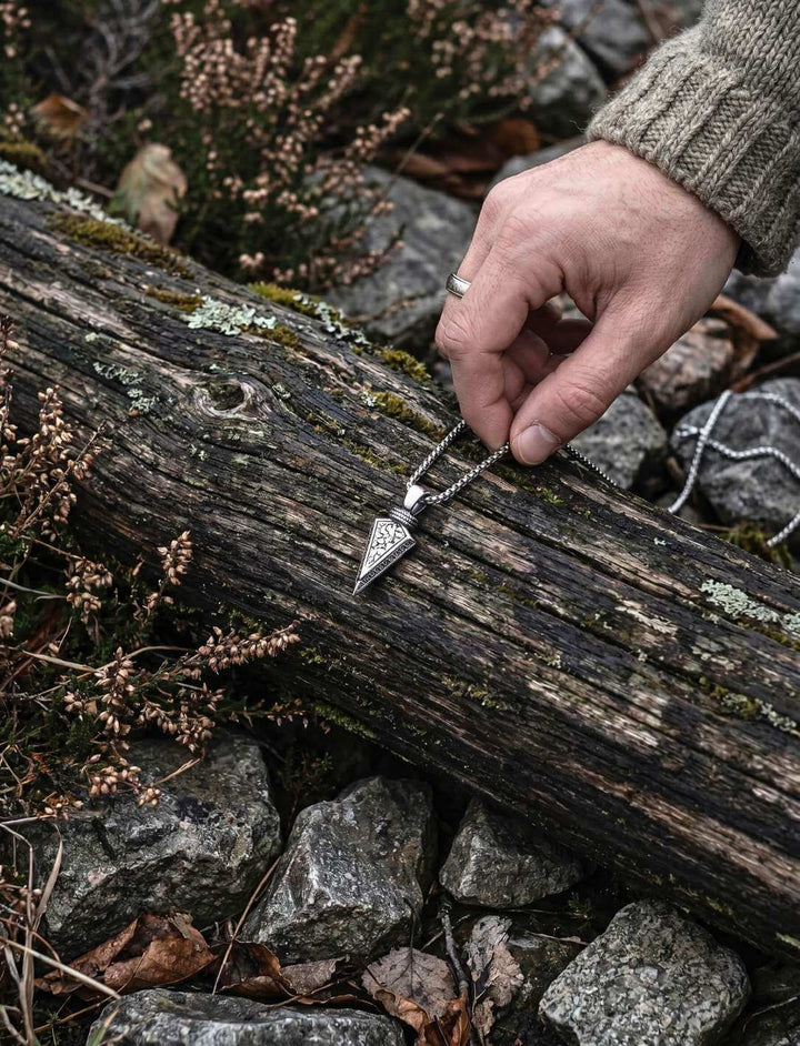 Edelstahl-Anhänger Runenpfeil der neun Welten mit vollständigem Runenalphabet, Groessenverhältnis