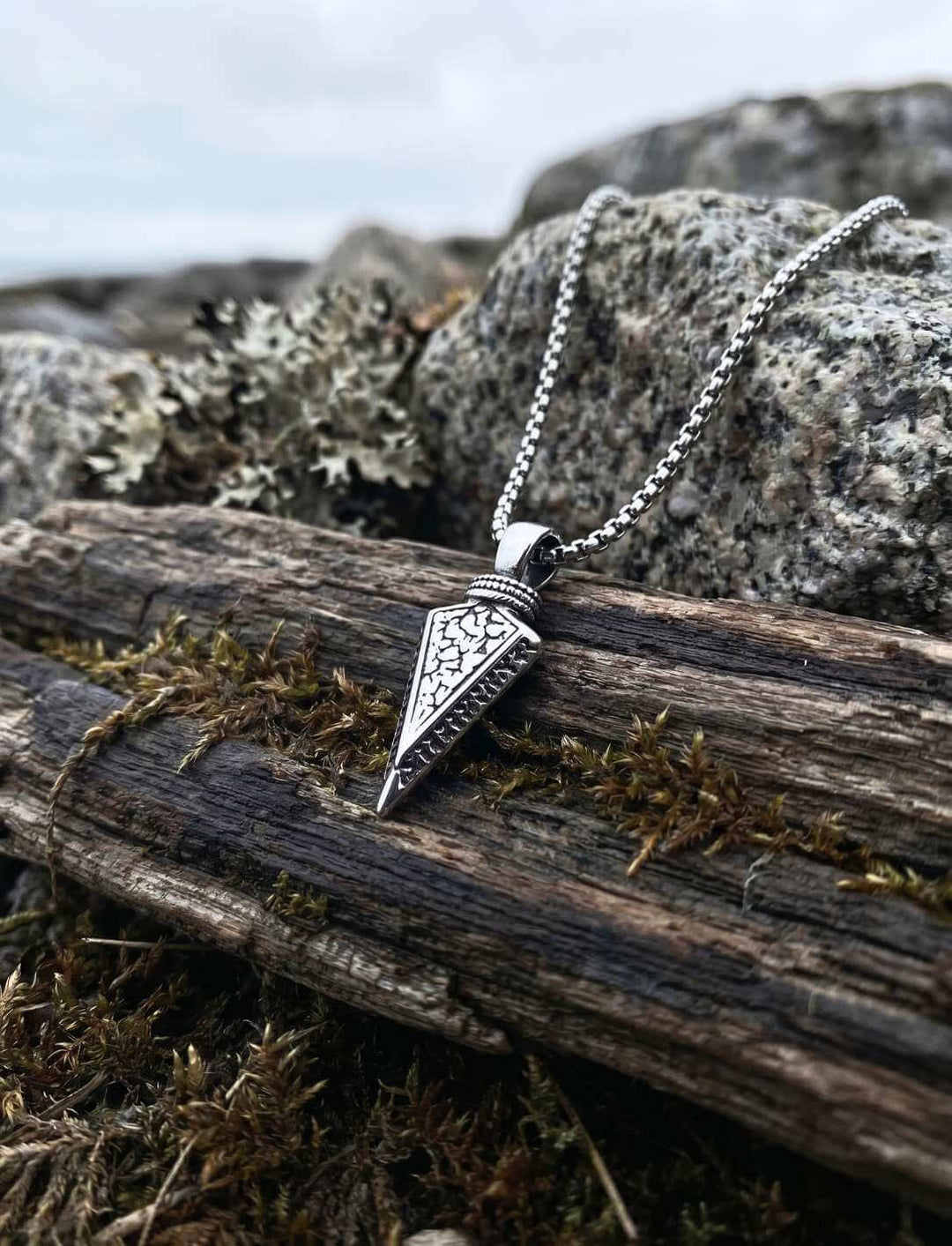 Edelstahl-Anhänger Runenpfeil der neun Welten mit vollständigem Runenalphabet, Outoor mit Edelstahlkette.