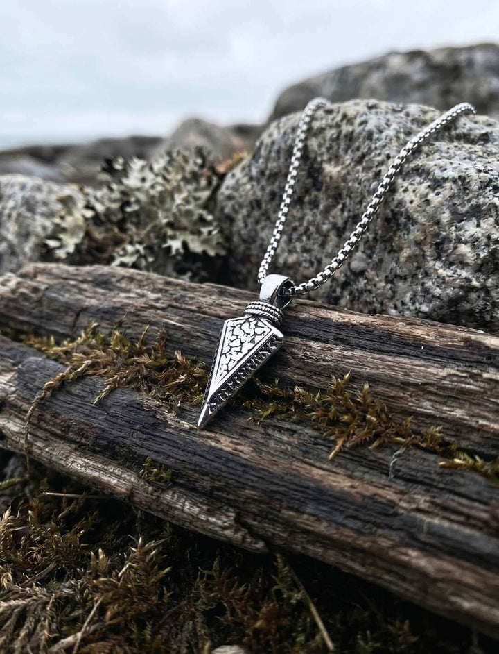 Edelstahl-Anhänger Runenpfeil der neun Welten mit vollständigem Runenalphabet, Outoor mit Edelstahlkette.