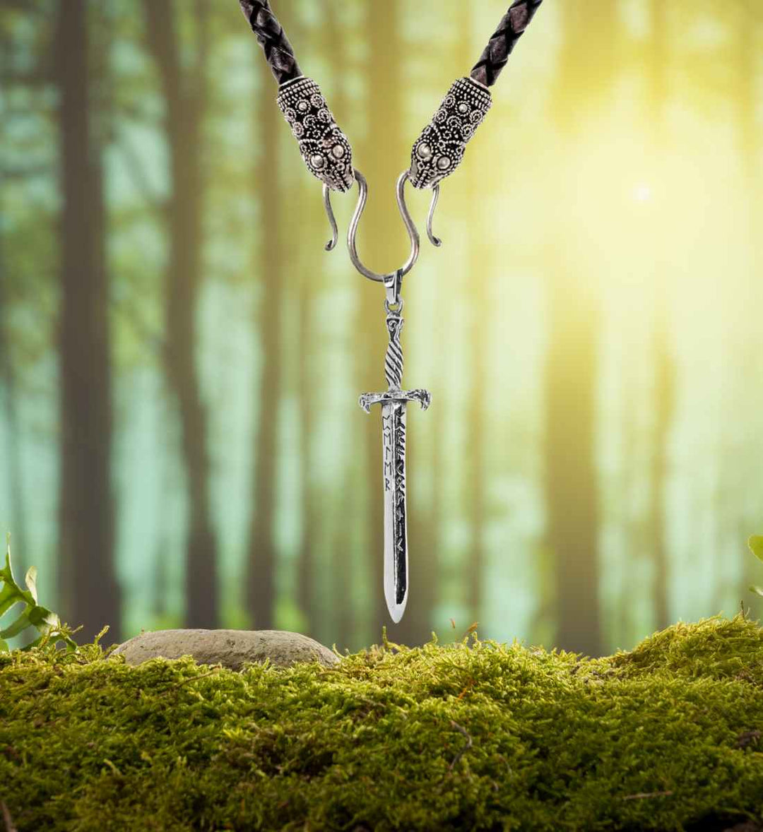 Runenschwert von Asgard auf Lederhalskette 'Band des Rabenwächters' – Dieser 925 Sterling Silber Anhänger präsentiert sich an einer künstlerischen Lederhalskette mit zwei Rabenköpfen am Verschluss, die den mystischen Schutz des Rabenwächters symbolisieren.