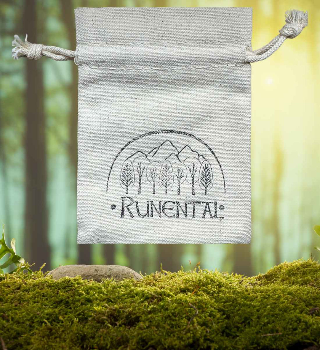 Recycelter Baumwollbeutel mit Runental-Druck, symbolisiert die Verbindung von Nachhaltigkeit und mystischer Tradition