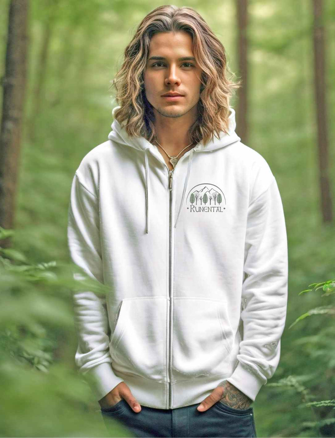 Junger Mann im Wald, trägt Runental Fanwear Zipper Hoodie in weiss von Runental.de