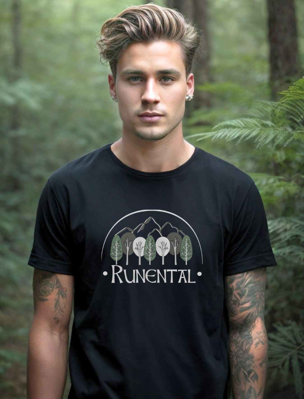 unger Mann trägt schwarzes Runental Fanwear Unisex Organic T-Shirt im Wald.