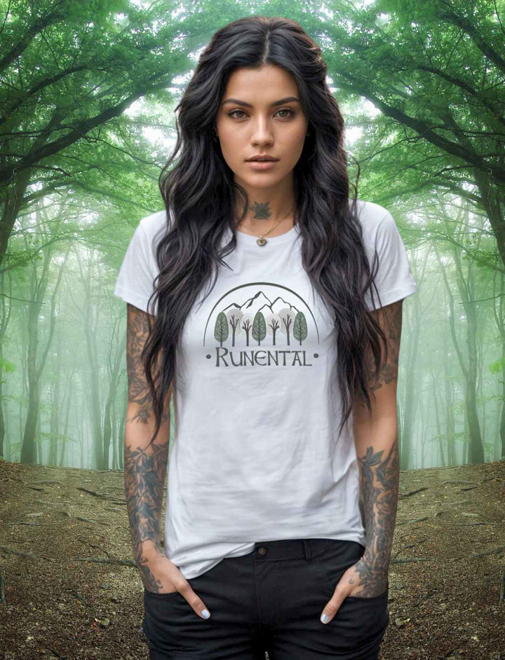 Junge Frau trägt weißes Runental Fanwear Unisex Organic T-Shirt im Wald.