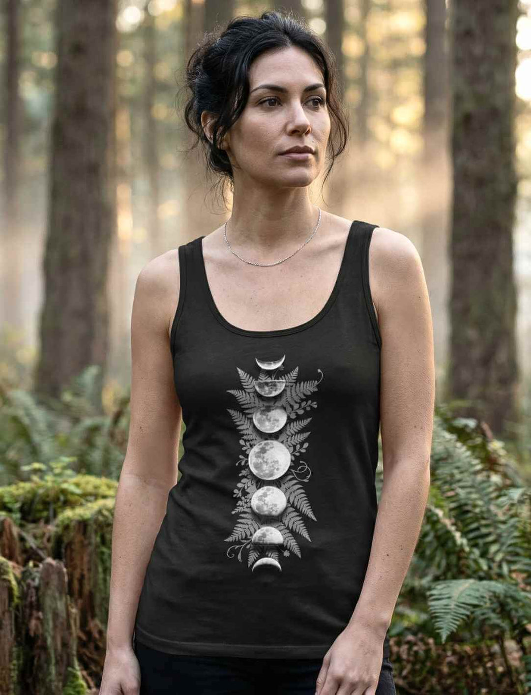 Frau im Wald trägt Sacred Moon Damen Tank Top in Schwarz mit Mondphasen und Farnmotiv