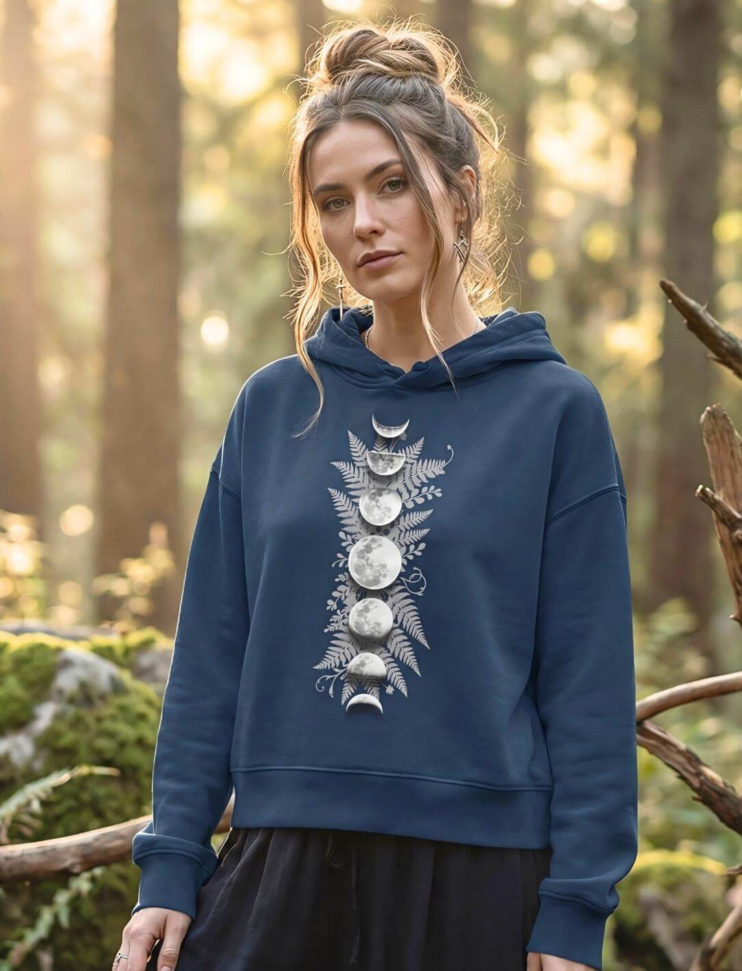Frau trägt navy Sacred Moon Boxcut Hoodie im Wald – Mondphasen Damen Bio Hoodie