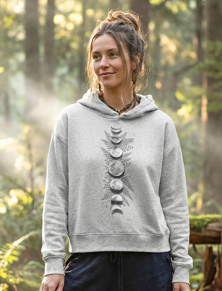 Frau trägt heather grey Sacred Moon Boxcut Hoodie im Wald – Mondphasen Bio Baumwolle