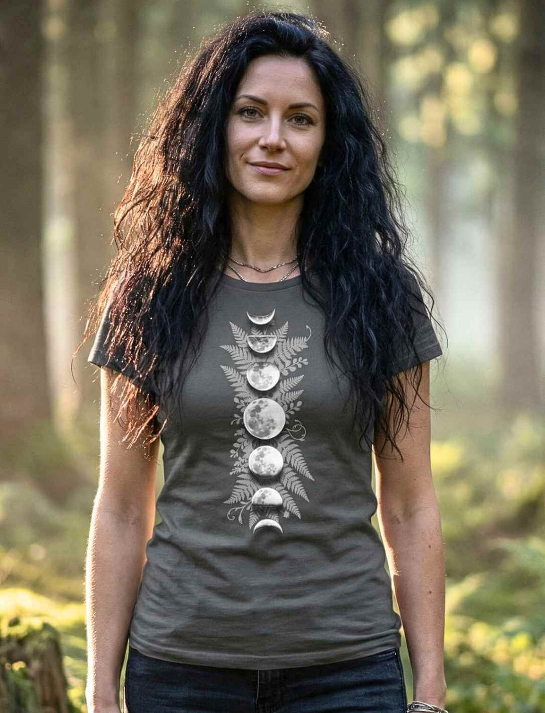 Sacred Moon – Forest Mysteries Damen Organic Shirt Anthrazit mit Mondphasen und Farnen, getragen von Frau im Wald