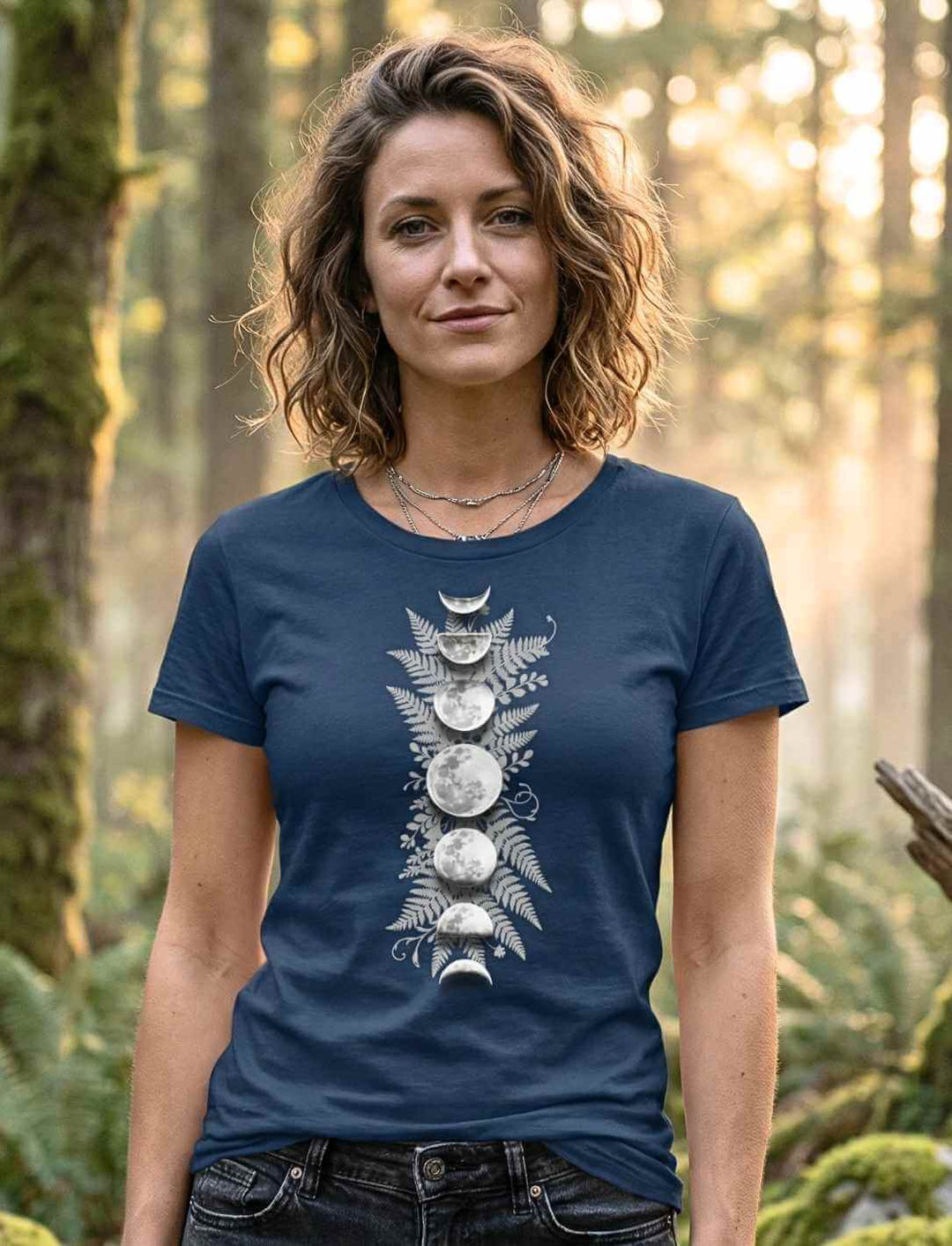 Sacred Moon – Forest Mysteries Damen Organic Shirt in French Navy mit Mondphasen Design, getragen von Frau im Wald