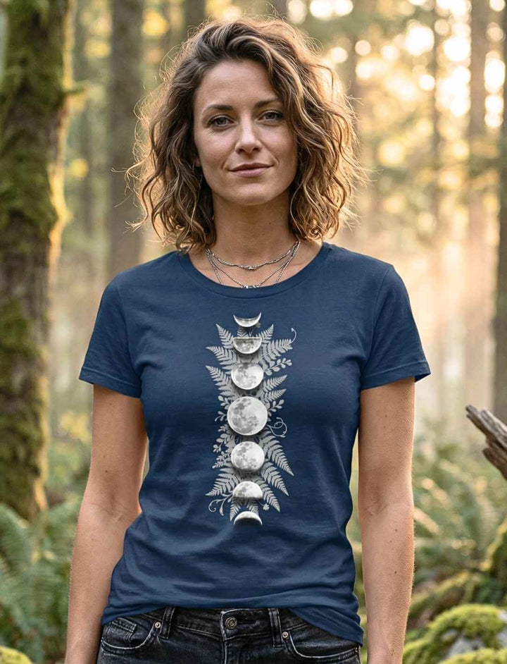 Sacred Moon – Forest Mysteries Damen Organic Shirt in French Navy mit Mondphasen Design, getragen von Frau im Wald