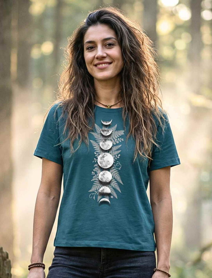 Sacred Moon – Forest Mysteries Damen Organic Shirt in Stargazer Grün mit Mondphasenmotiv, getragen von Frau im Wald